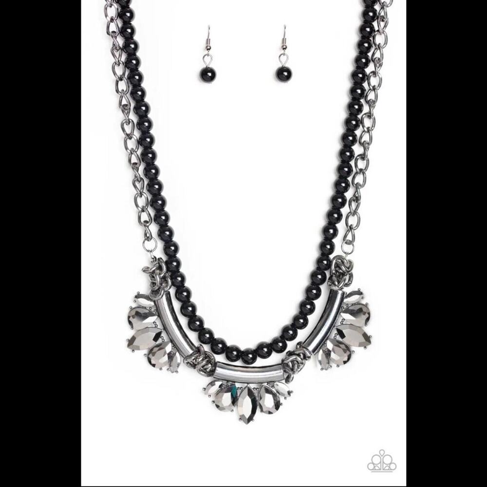Paparazzi ♥ Bow Before The Queen - Black Necklace